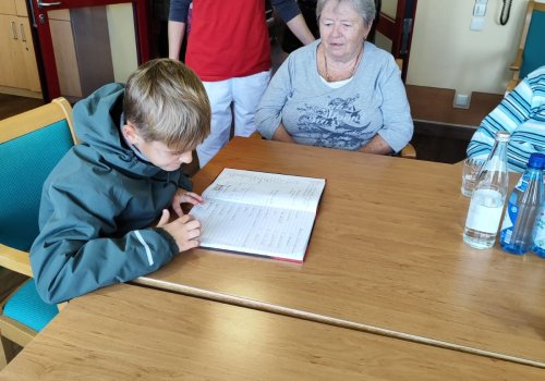 Ein besonderer Vormittag im Kursana Seniorenzentrum Pilsting – Unsere 5. Klasse zu Besuch